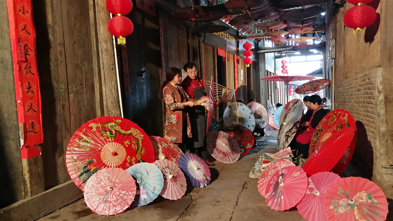 毕六福在央视演播大厅拍摄节目|分水定制油纸伞